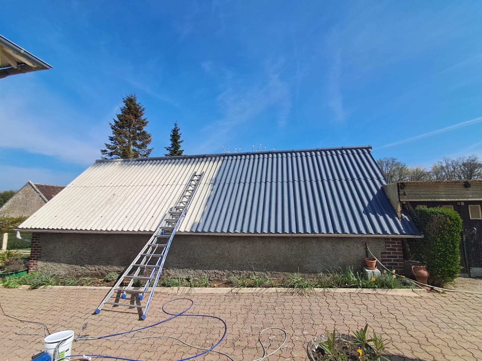 Peinture de toiture en fibrociment sur grange — Secteur de Morée (41)