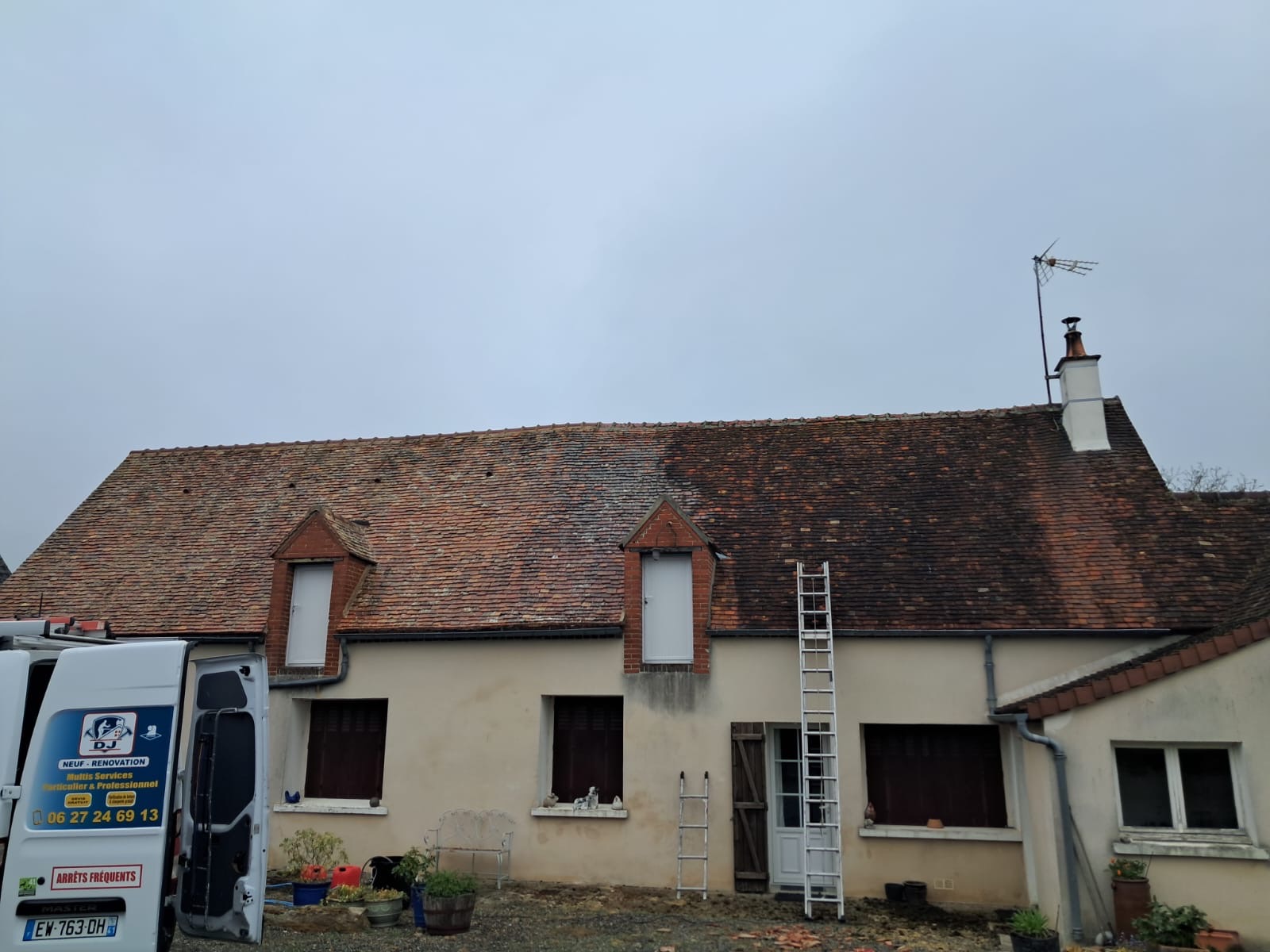 Démoussage d'une longère en tuiles plates — Vallée du Loir